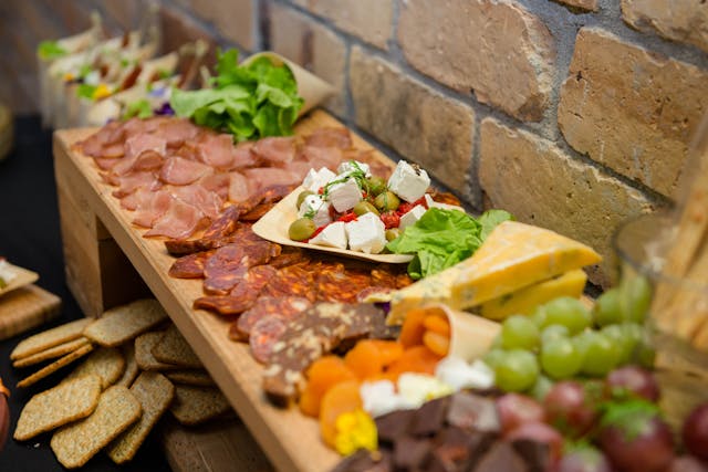 Tábua de charcutaria e produtos delicatessen