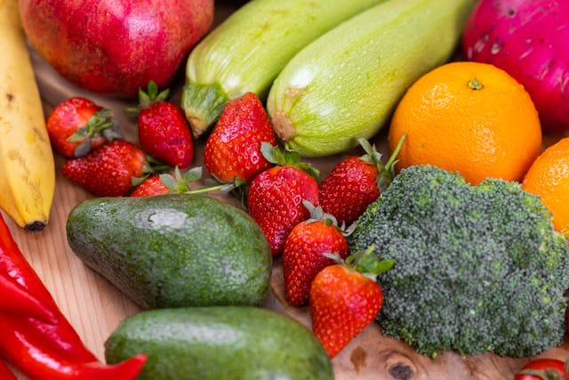 Variedade de frutas e vegetais frescos